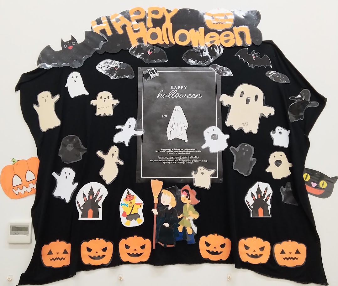 イオン久里浜教室は、ハロウィン一色になりましたよ！おばけやこうもりがたくさん飛んでいます。１０月は、楽しい楽しいハロウィーンパーティーがあります！１０月に入会するとパーティーに参加できますよ🎃