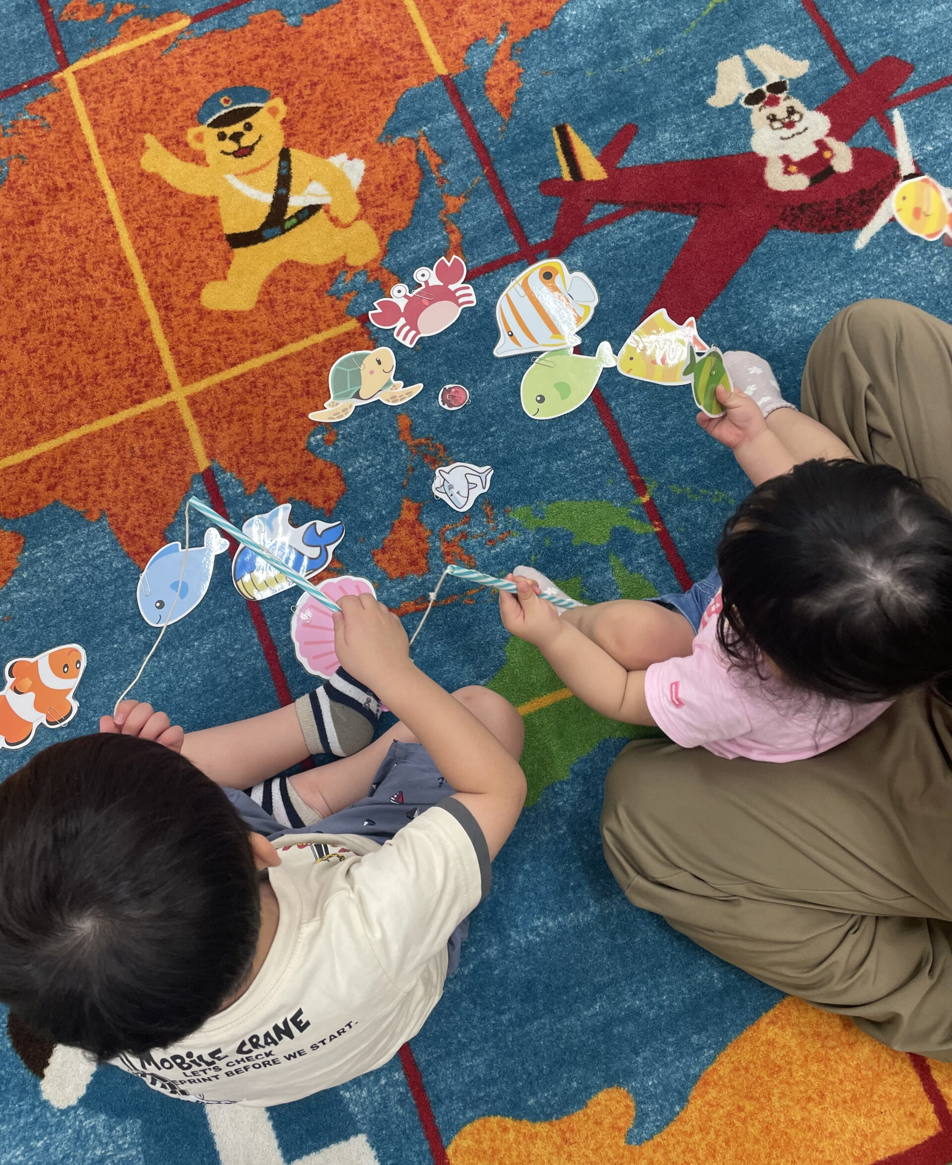 0〜３歳 親子レッスンの様子🐠 ゲームや、音楽に合わせて体を動かしながら楽しく英語に触れています。