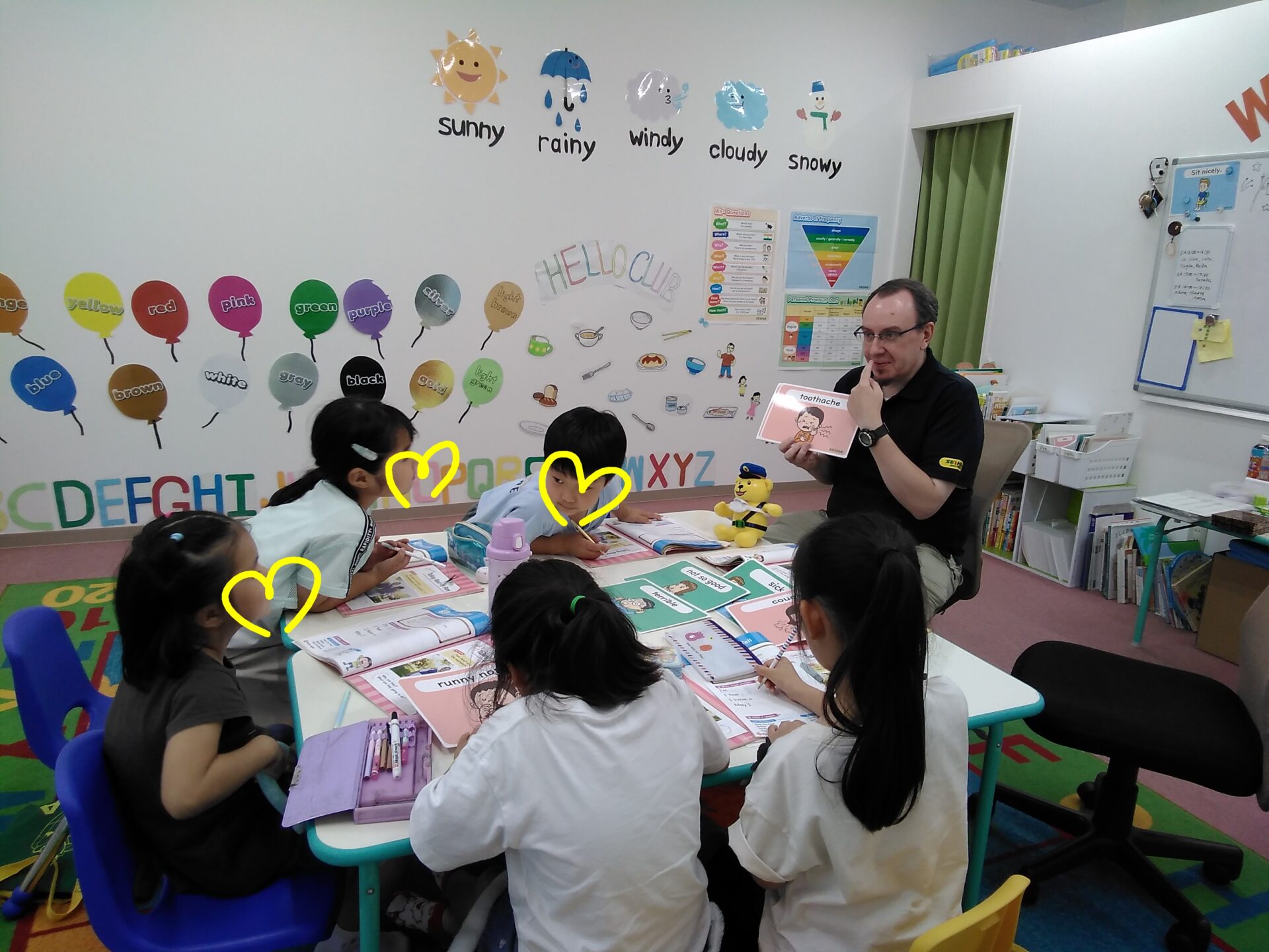 子供たちは毎日笑顔で楽しくレッスンに参加しています。ゲームや歌、会話活動を通して、楽しみながら自然と英語に親しみ、発音、くちびるの動かし方も教わっています。ワシントン州出身のベテラン講師で子供たちからも人気の講師です。 楽しみながら学ぶとこで、英語を話すことへの自信も少しずつ育っています。
