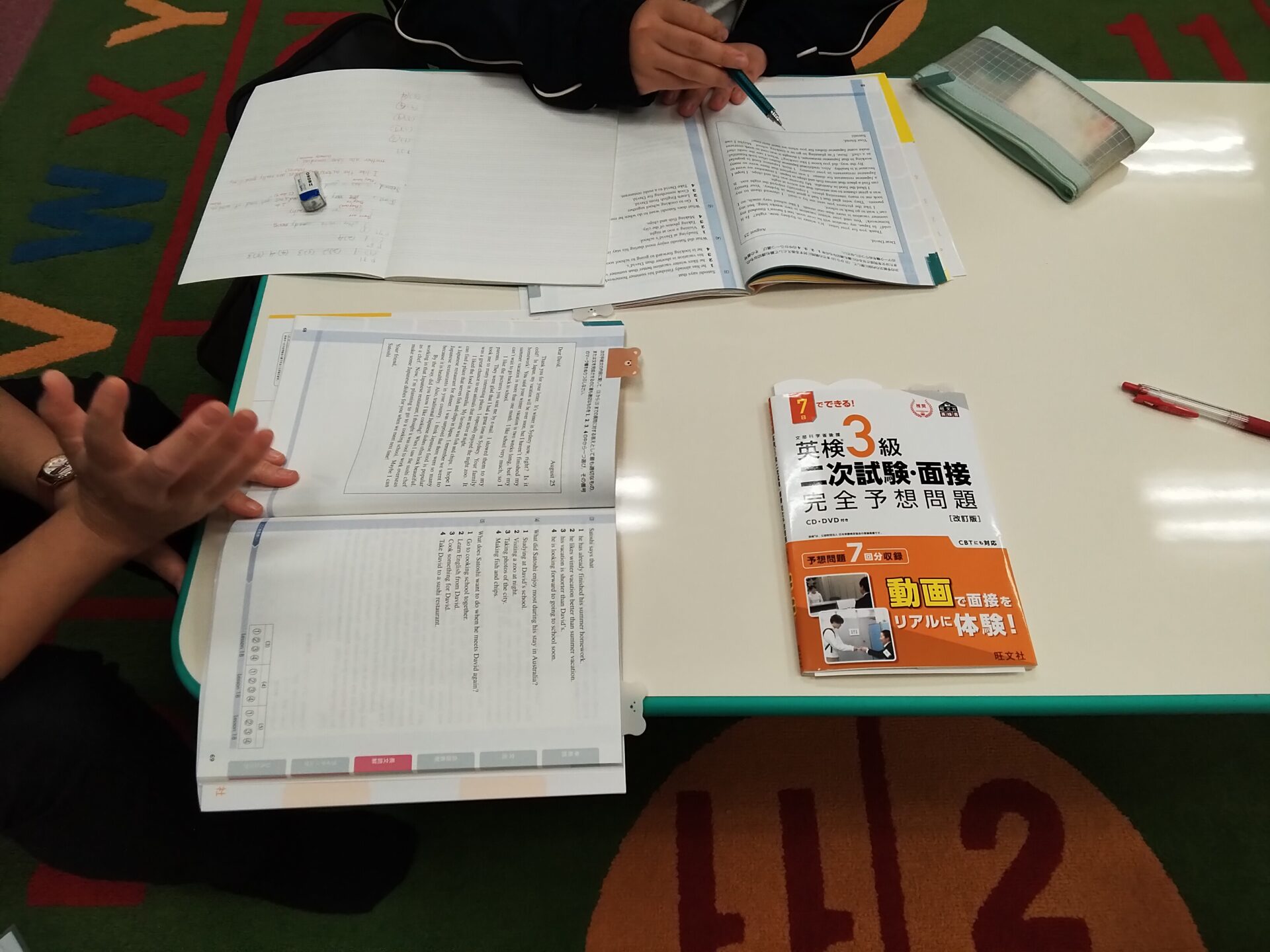 金沢文庫教室では英検の勉強もできます！ 英検コースは自分でテキストを読み進める「自学」が基本ですが、いつでも講師がサポートに入れる体制を作っています。また、教室で対面でレッスンできることのメリットは、自分では添削できない「スピーキング」と「ライティング」の勉強ができることです！ 試験を突破するためのコツを、丁寧にご指導いたします♪ 受験にも有効な英検を一緒にがんばってみませんか？