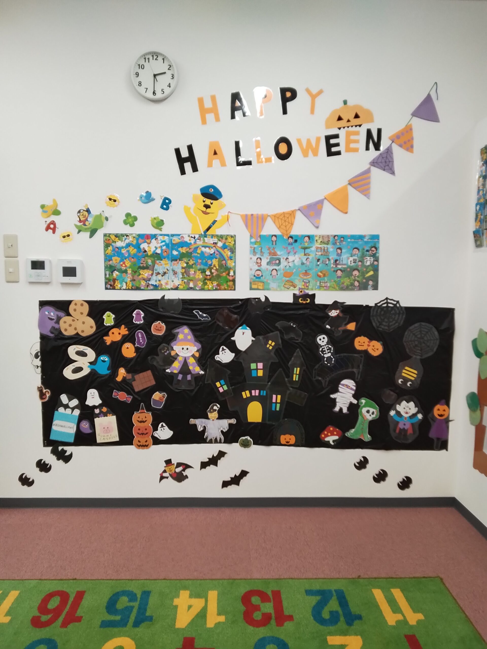 今月から教室のデコレーションがハロウィン仕様になっております！！ ハロウィンパーティーもあり、楽しみ盛りだくさんな今月のハロークラブ（親子クラス）のテーマは「Halloween :ハロウィン」と「Food:お菓子」です🎃 一緒にハロウィン楽しみましょう！！🤩✨️✨️