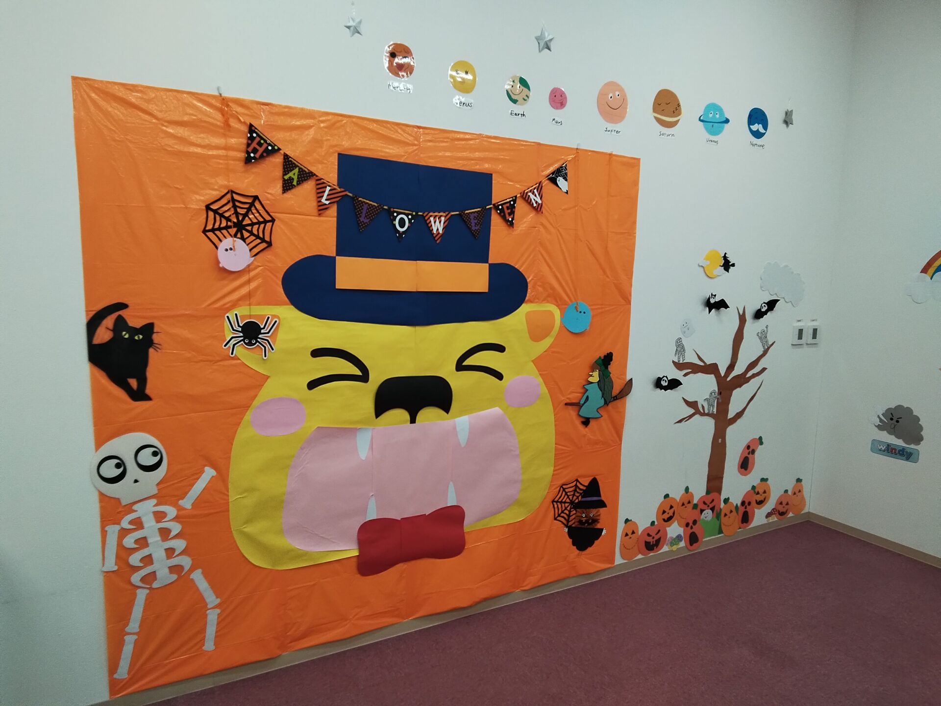 10月に入って教室内はハロウィン１色となってきましたー👻🕷️🧙🦇 大きなセイハ郎ヴァンパイアも登場‼️ ハロークラブもハロウィンフレンズ１色でお届けいてしまーす💁🏻 この特別な時期のデコレーションの中で体験レッスンを楽しみませんか？